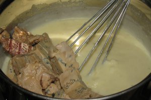 Paste cu sos cremos de branza albastra si spanac