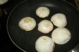 Ciuperci umplute cu fasole frecate