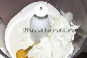 Cheesecake cu sos de capsuni
