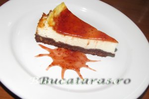 Cheesecake cu sos de capsuni