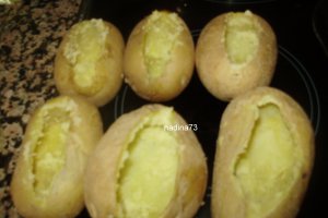 Cartofi copti umpluti cu branza