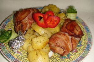 Pulpe in bacon cu cartofi la cuptor