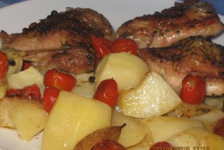 Pulpe de pui marinate,cu cartofi si rosii cherry la cuptor