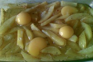 Cartofi cu oua ochiuri la cuptor