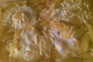 Cartofi cu oua ochiuri la cuptor