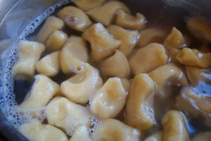 Gnocchi cu pui in sos rosu