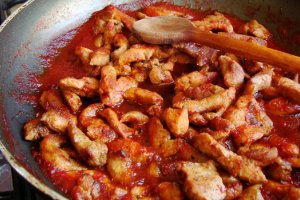 Gnocchi cu pui in sos rosu