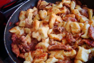 Gnocchi cu pui in sos rosu