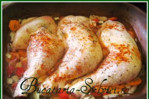 Pulpe de pui in vas roman pe pat de legume