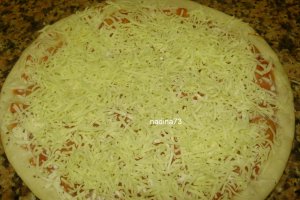 Pizza cu sunca si porumb dulce