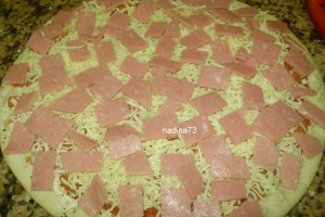 Pizza cu sunca si porumb dulce