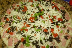 Pizza cu sunca si porumb dulce