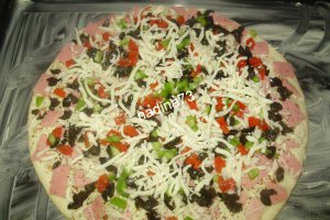 Pizza cu sunca si porumb dulce