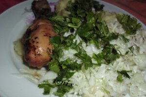 Ciocănele la cuptor cu piure şi salată de varză