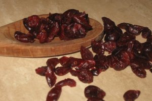 Briose cu ciocolata si fructe de merisor