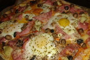 Pizza cu mortadella, ciuperci si oua