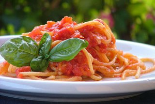 Spaghete cu suc  de rosii si busuioc