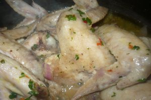 Aripioare de pui in sos de ceapa cu lamaie