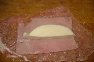 Snitele rulate cu sunca si mozzarella
