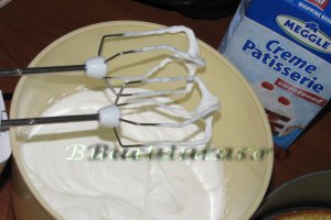 Tort cu mousse de zmeura si ciocolata