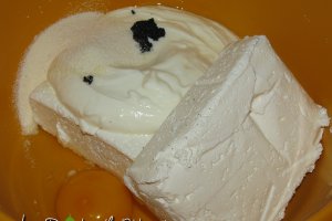 Tarta cu branza aromata cu vanilie si piersici