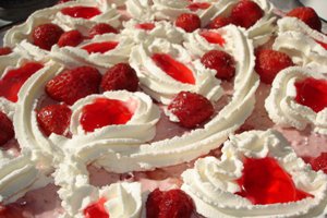  Tort de capsuni cu crema de branza