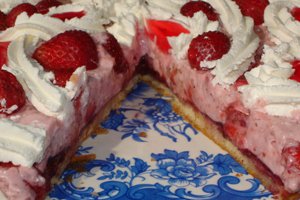  Tort de capsuni cu crema de branza