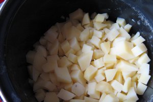 Cartofi cu oua si cascaval la cuptor