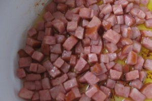 Cartofi cu oua si cascaval la cuptor