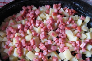 Cartofi cu oua si cascaval la cuptor
