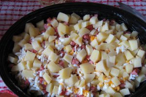 Cartofi cu oua si cascaval la cuptor