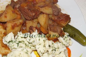 Gulas de vita cu galusti