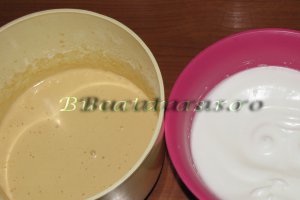 Tort cu mousse caramel, banane si ciocolata