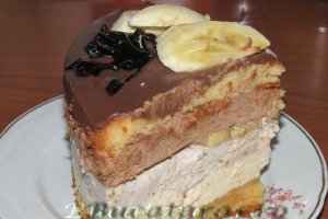 Tort cu mousse caramel, banane si ciocolata