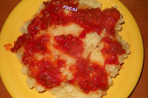 Piure cremos cu sos de rosii si gogosar