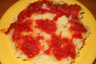 Piure cremos cu sos de rosii si gogosar
