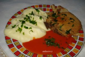 Piure cremos cu pulpa de porc si sos dulce de rosii