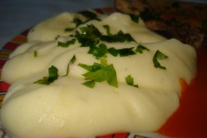 Piure cremos cu pulpa de porc si sos dulce de rosii