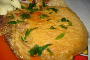 Piure cremos cu pulpa de porc si sos dulce de rosii