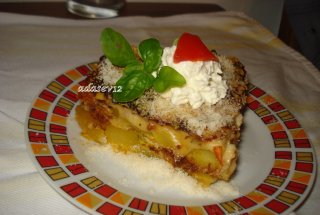 Cartofi la cuptor cu ragu de carne si sos bechamel