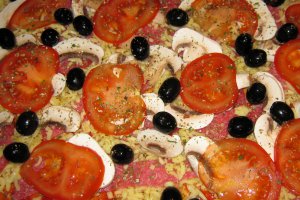 Pizza cu salam si ciuperci