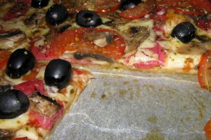 Pizza cu salam si ciuperci