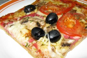 Pizza cu salam si ciuperci