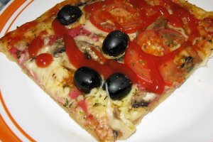 Pizza cu salam si ciuperci