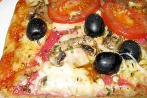 Pizza cu salam si ciuperci