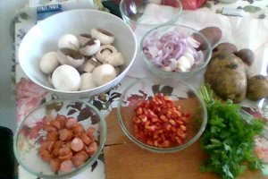 Mancarica de legume cu carnati picanti