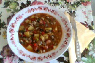 Mancarica de legume cu carnati picanti