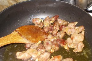 Pipote si inimi de pui ca la Brasov