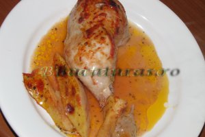 Pulpe de pui aromate, cu gutui si sos de vin