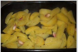 Cartofi aromati la cuptor cu pulpe